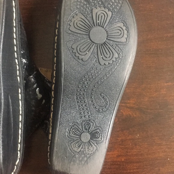 Donated*** White mountain mules in Black filigree and suede 8.5 - Picture 7 of 7